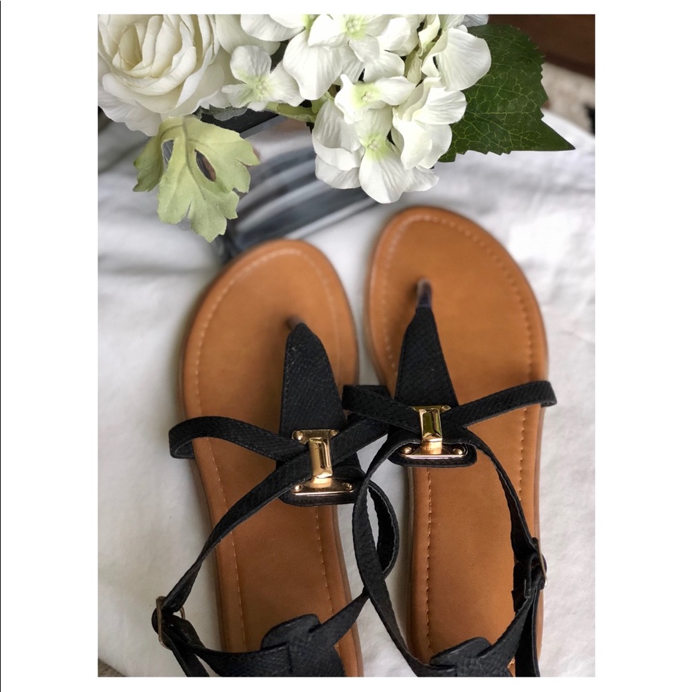 **𝐒𝐎𝐋𝐃** Summer flat sandals